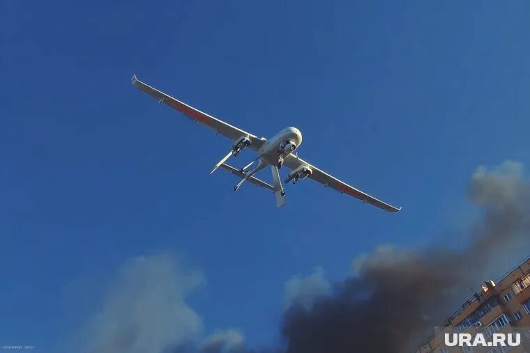 В небе над российскими регионами уничтожили десятки дронов. Фото: Создано в Midjourney © URA.RU