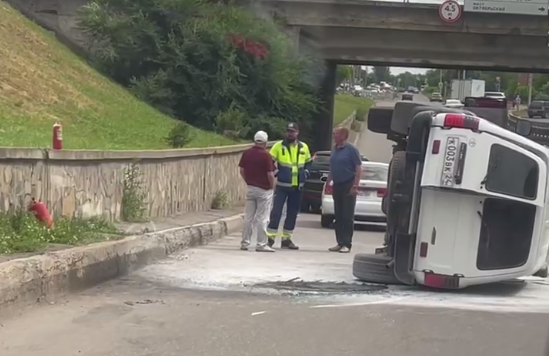     Внедорожник перевернулся при съезде с Октябрьского моста в Красноярске