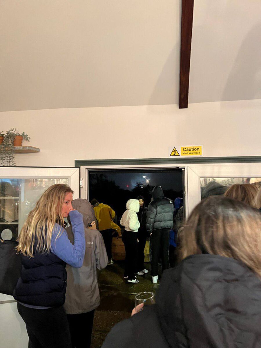 Люди в английском кафе. Фото из личного архива 