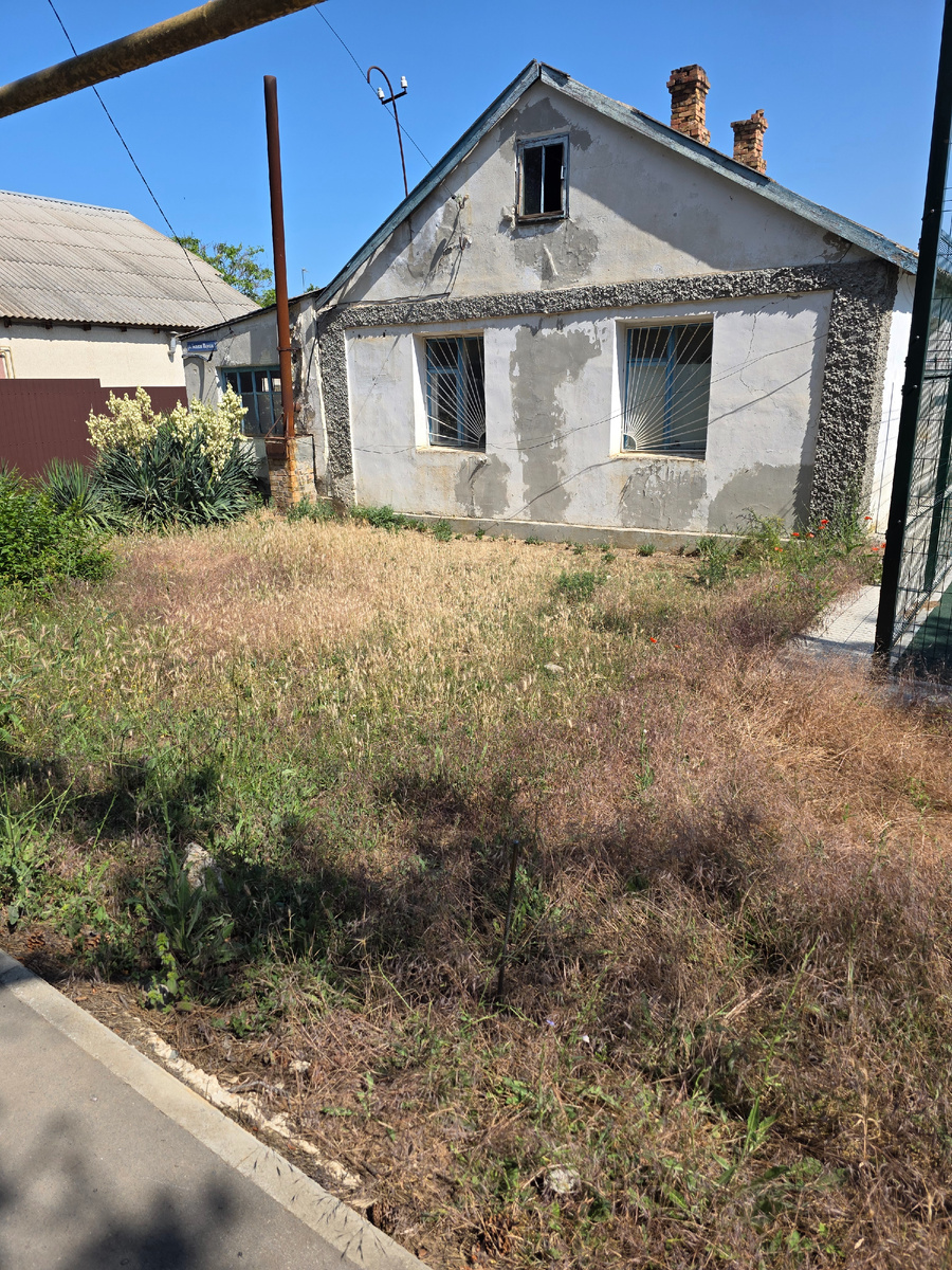 Маленький домик 108 кв с учётом пристройки. 4 млн рублей. Газ, канализация, вода, электричество центральные, как в городской квартире. 