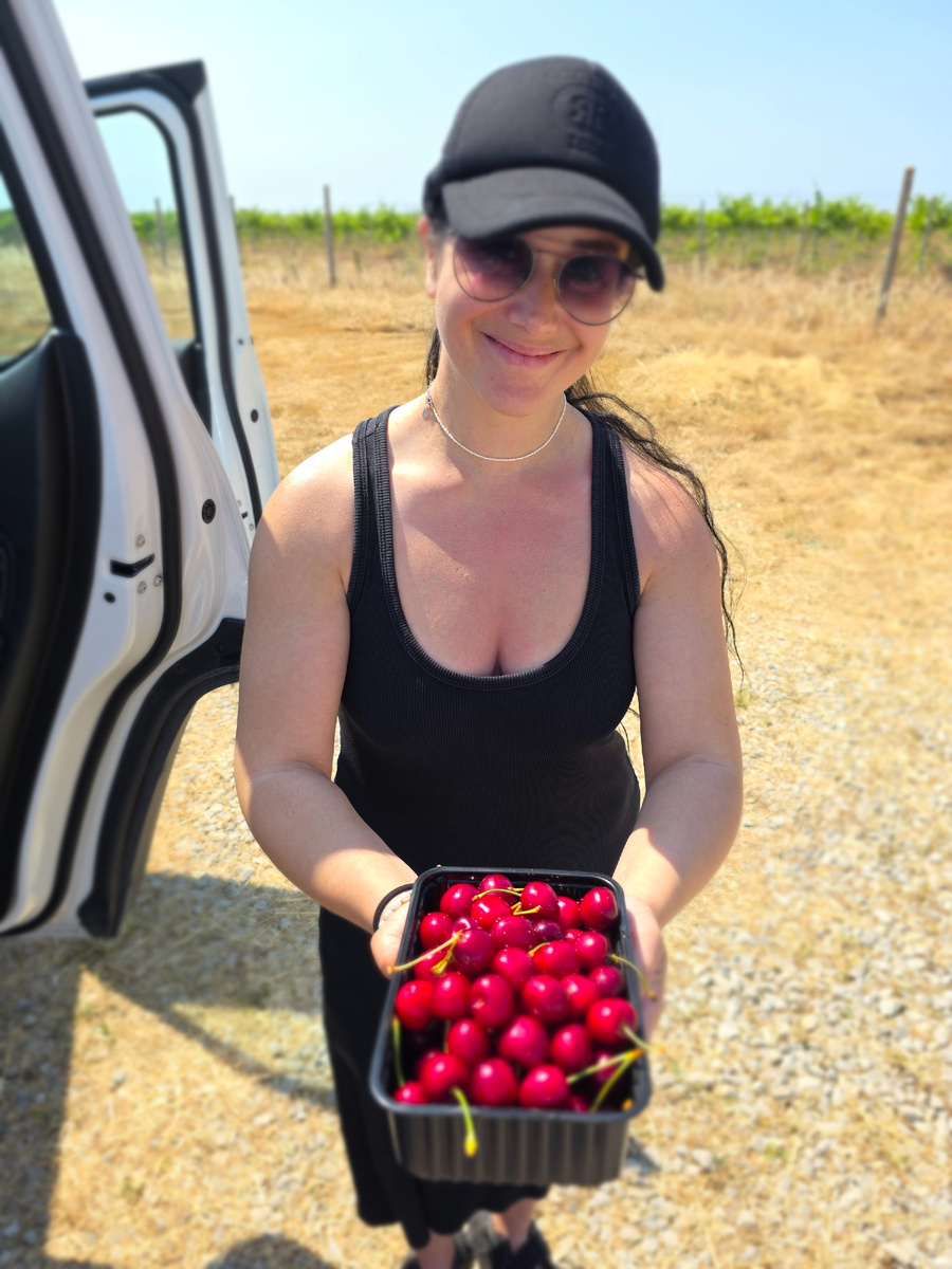 Есть черешня по 700р, дома тоже продаю у моря.