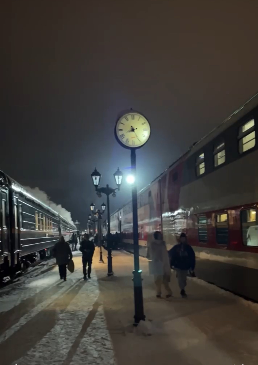 Справа 2-этажный поезд Москва-Петрозаводск