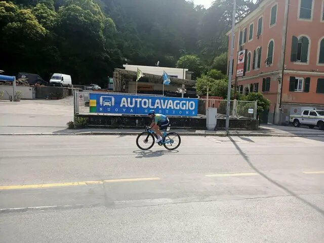 Улисси в атаке за 15 километров до финиша