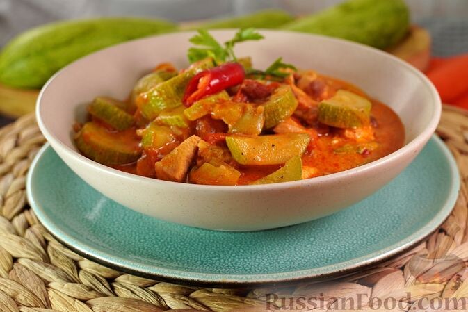 куриное филе, бекон, кабачки, перец сладкий, лук репчатый, чеснок, сметана, помидоры, соль, паприка молотая, перец чёрный молотый, перец острый красный, мука, масло растительное