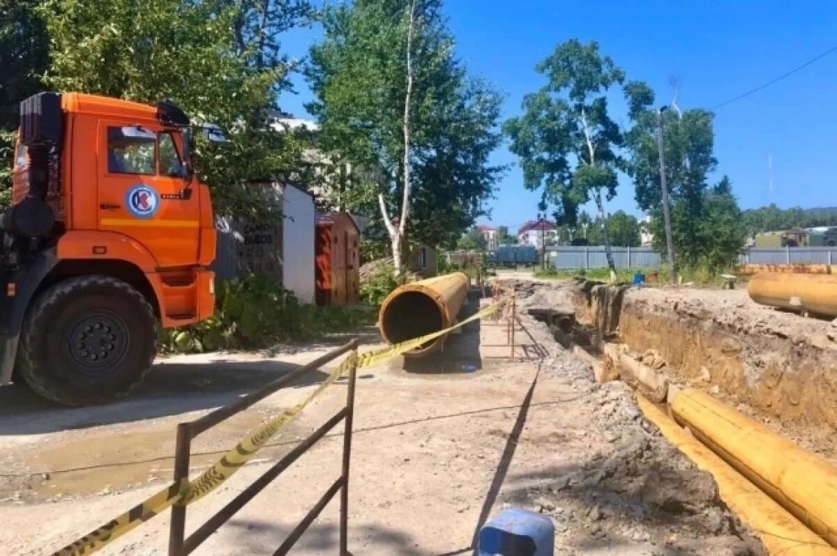    В Новосибирске из-за засора ливнёвки на Кошурникова прорвало теплосеть