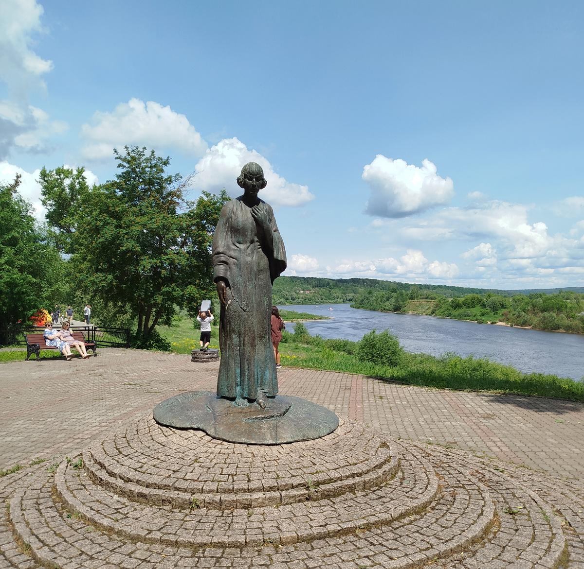  Памятник Марине Цветаевой. Здесь она временами проводила лето на даче «Песочное», расположенной рядом с Тарусой