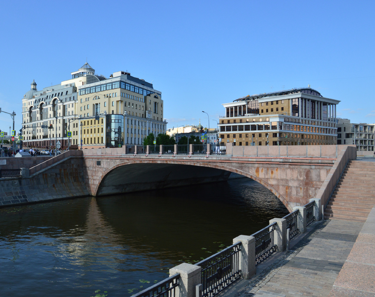 Чугунный мост, соединяющий улицу Балчуг и Пятниицкую улицу. Фото автора