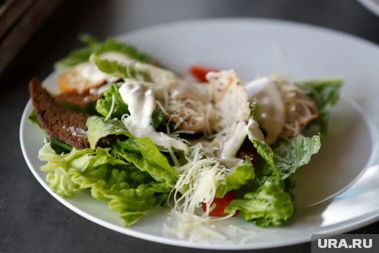 Салат «Цезарь» остается в топе у тюменцев. Фото: Александр Мамаев © URA.RU