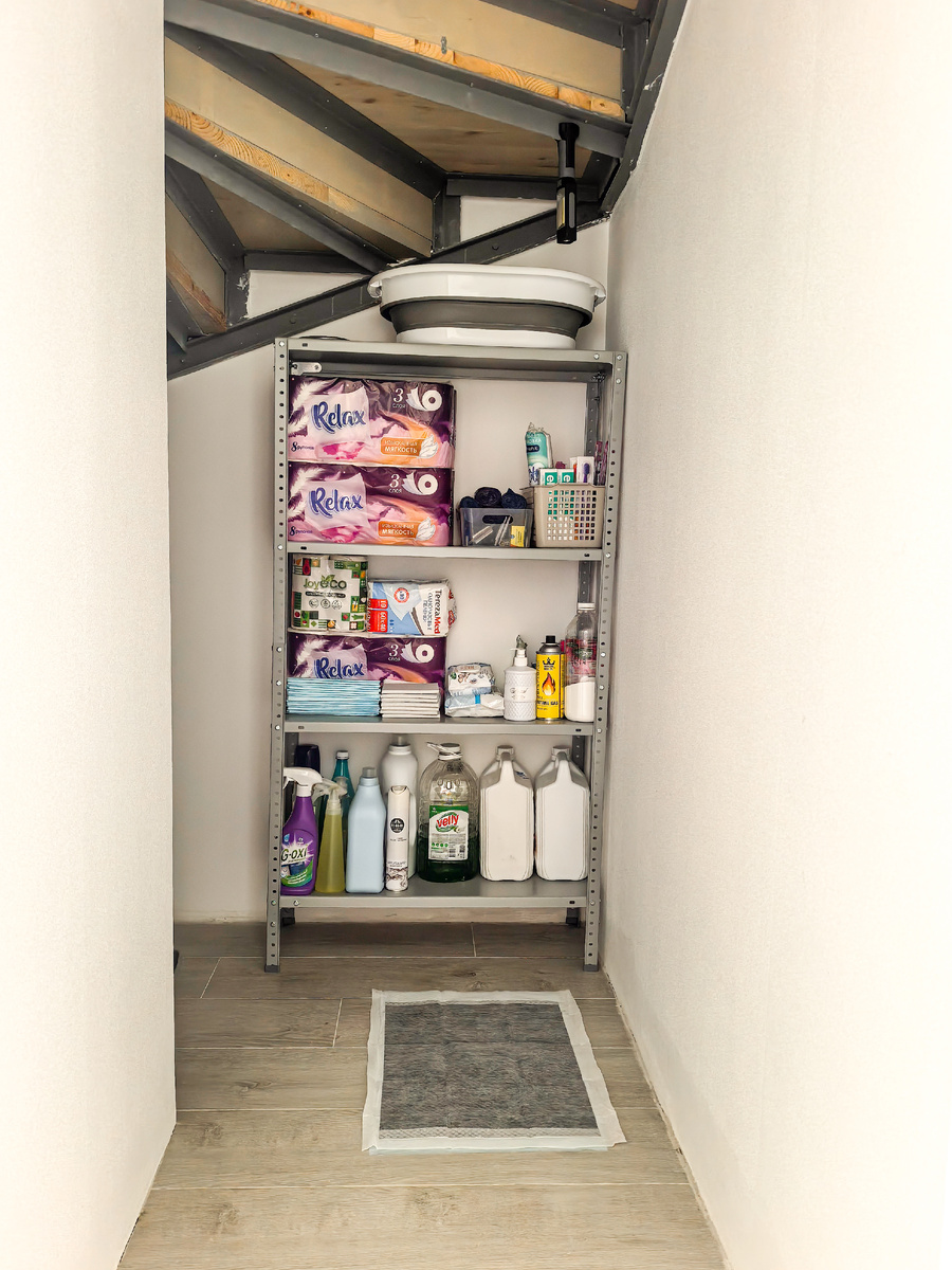 Слева всякое-разное нужное и кошачий лоток