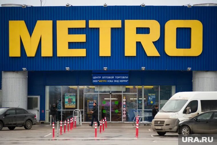 Компания не считает, что стела у ее торгового центра расположена незаконно. Фото: Анна Майорова © URA.RU