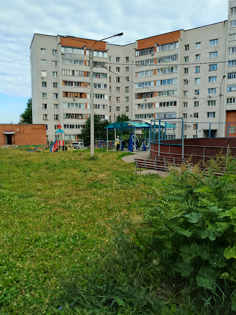 Вон там вдали на площадке, пан спортсмен