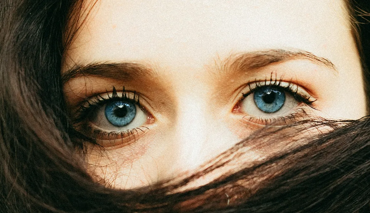 Голубые глаза не содержат голубого пигмента; это просто игра света. Изображение: Таллес Алвес, Unsplash