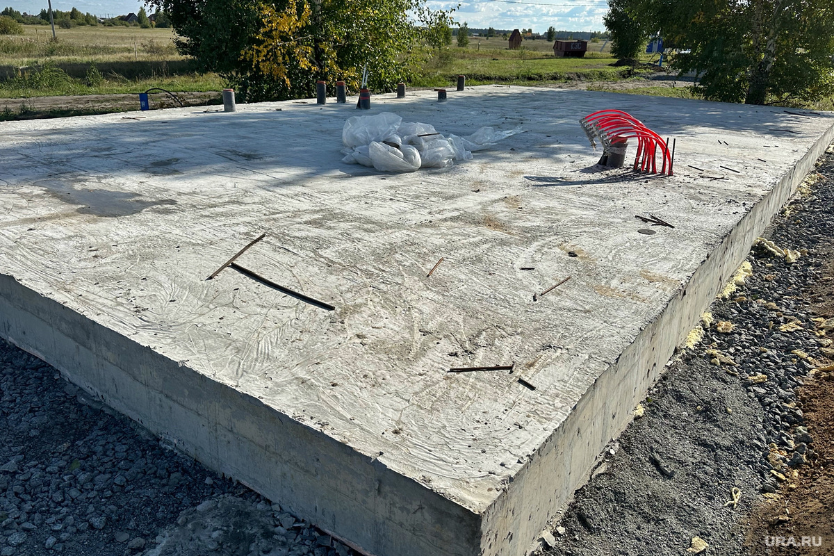 Люди вложили миллионы в ипотеку и господдержку, а остались с голым фундаментом. Фото: Екатерина Сычкова © URA.RU