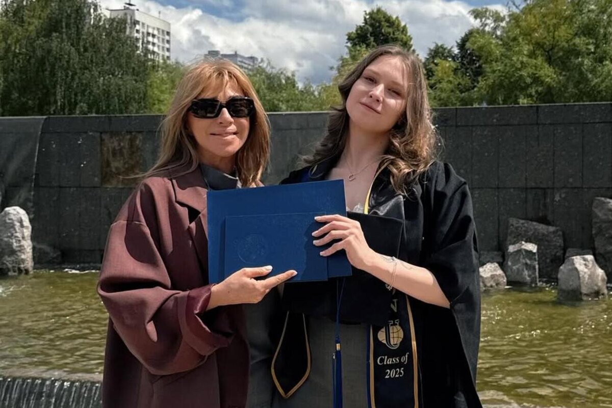    Алена Апина с дочкой Социальные сети