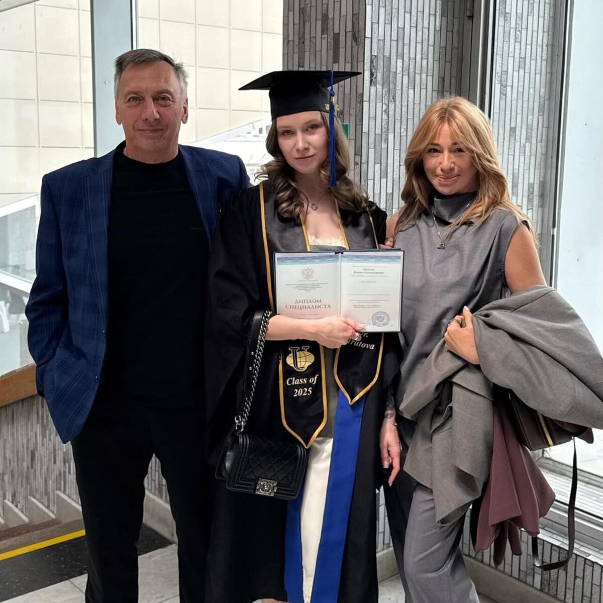    Алена Апина с бывшим мужем и дочкой Социальные сети