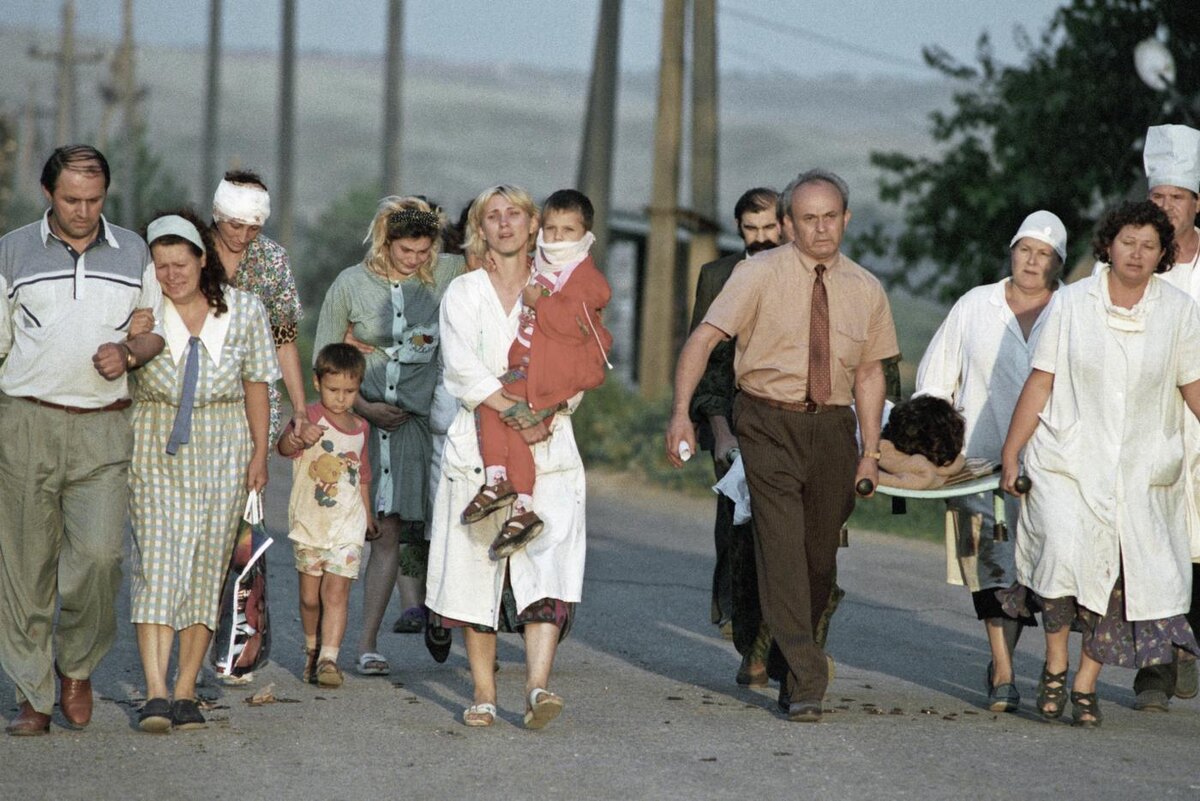 Атака террористов, возглавляемых Шамилем Басаевым, на российский город Будённовск в Ставропольском крае (14-19 июня 1995 года). Семьи, пострадавшие в ходе террористического акта  Александр Земляниченко / @РИА "Новости"