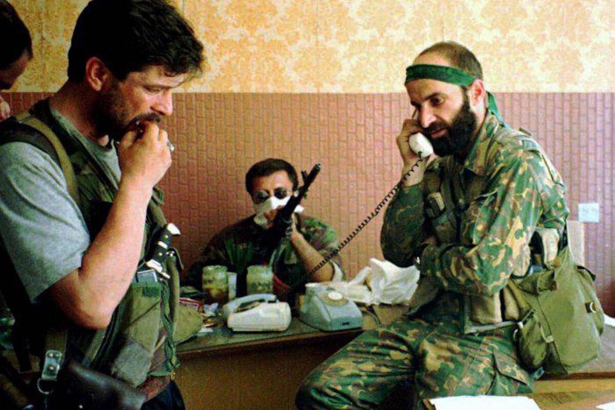 Шамиль Басаев во время телефонных переговоров с председателем правительства России Виктором Черномырдиным. @из личного архива Валерия Якова