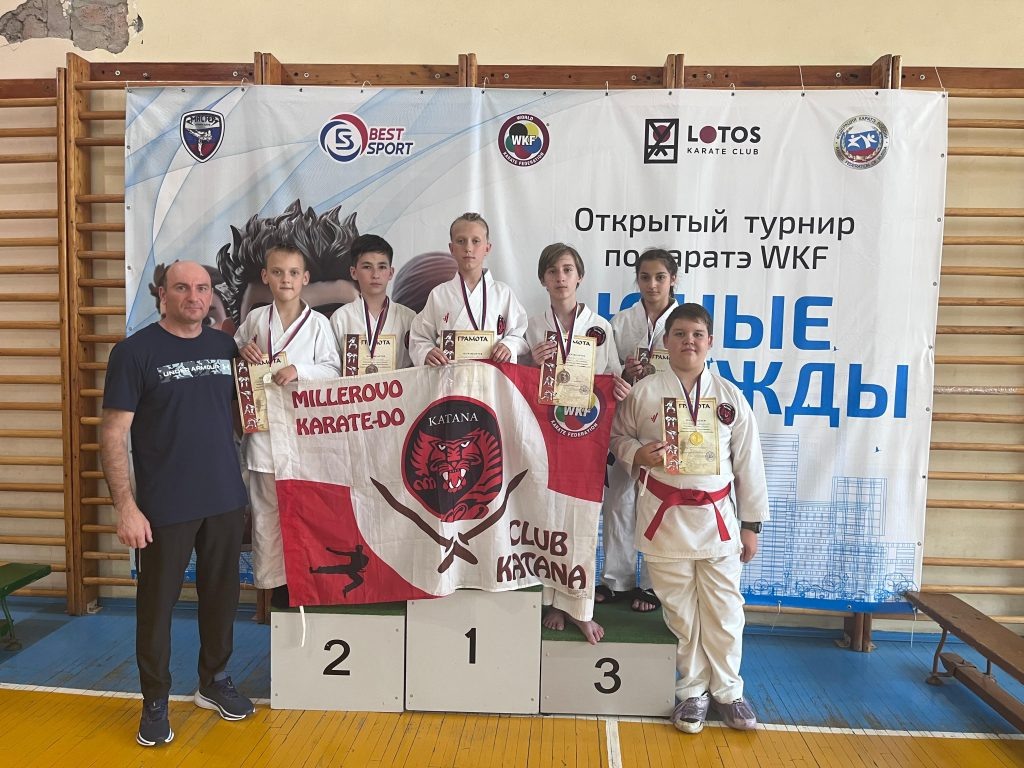    Тренер по карате В. А Тарасенко с победителями и призерами областного турнира «Юные надежды». Татьяна Шевченко