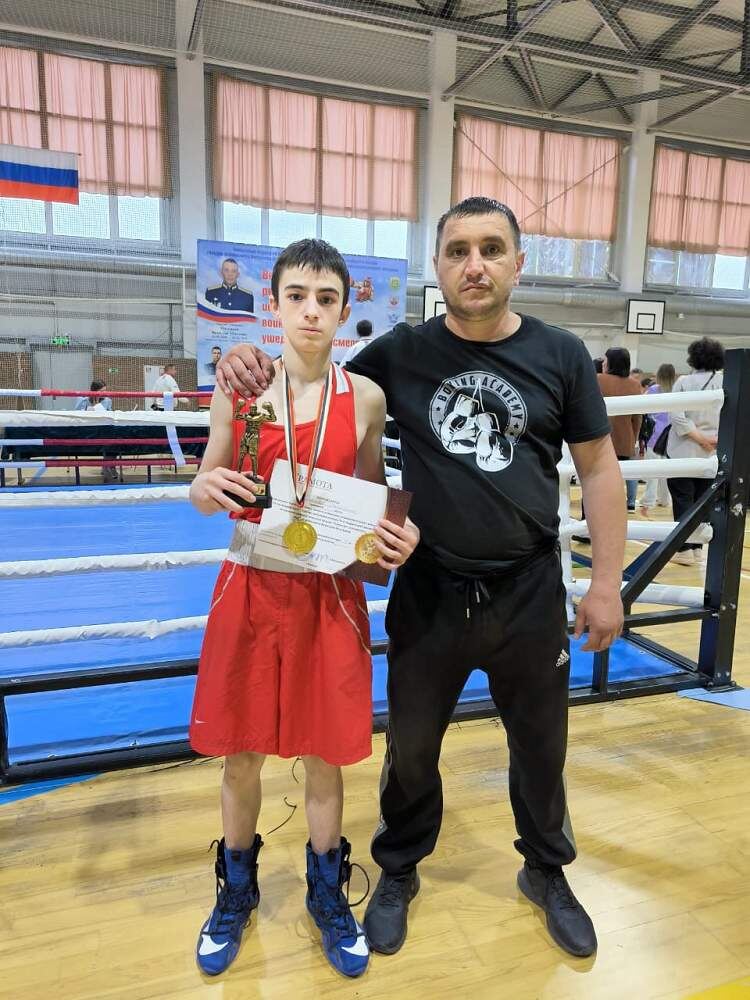      Тренер по боксу А. А. Никишин и золотой медалист Джамболат Гиголаев. Татьяна Шевченко