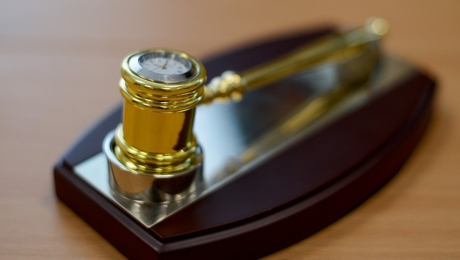    Молоток для проведения торгов и аукционов. Автор фото: Сергей Ермохин / "Деловой Петербург"