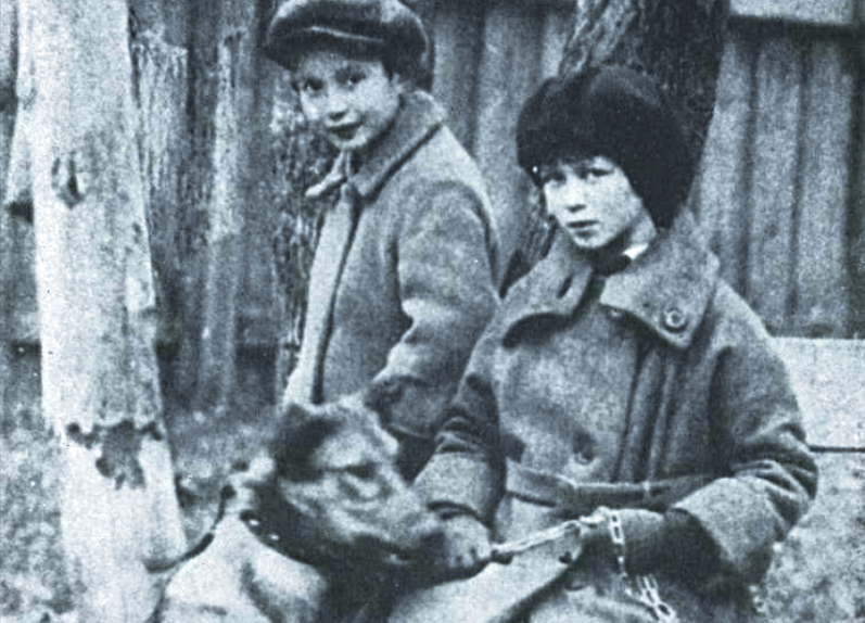 Юный Костя с сестрой Таней.