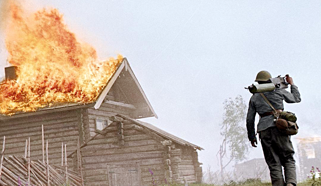 Финский солдат в деревне на Карельском перешейке, 1941 г.