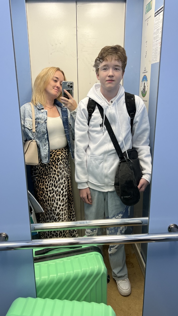 Заляпанное зеркало в лифте подпортило общее настроение