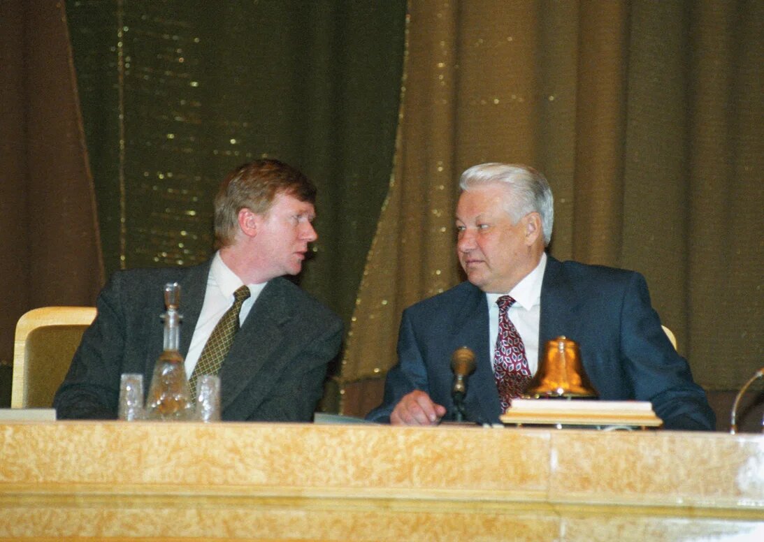 С июня 1992 года, параллельно с руководством Госкомимуществом, Анатолий Чубайс занимал пост заместителя председателя правительства РФ