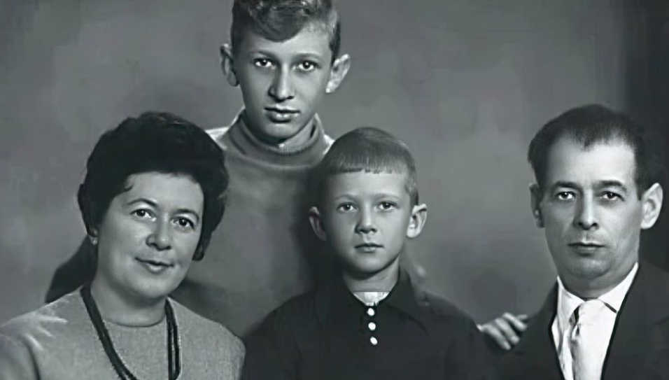 Анатолий Чубайс с родителями и старшим братом (1963)