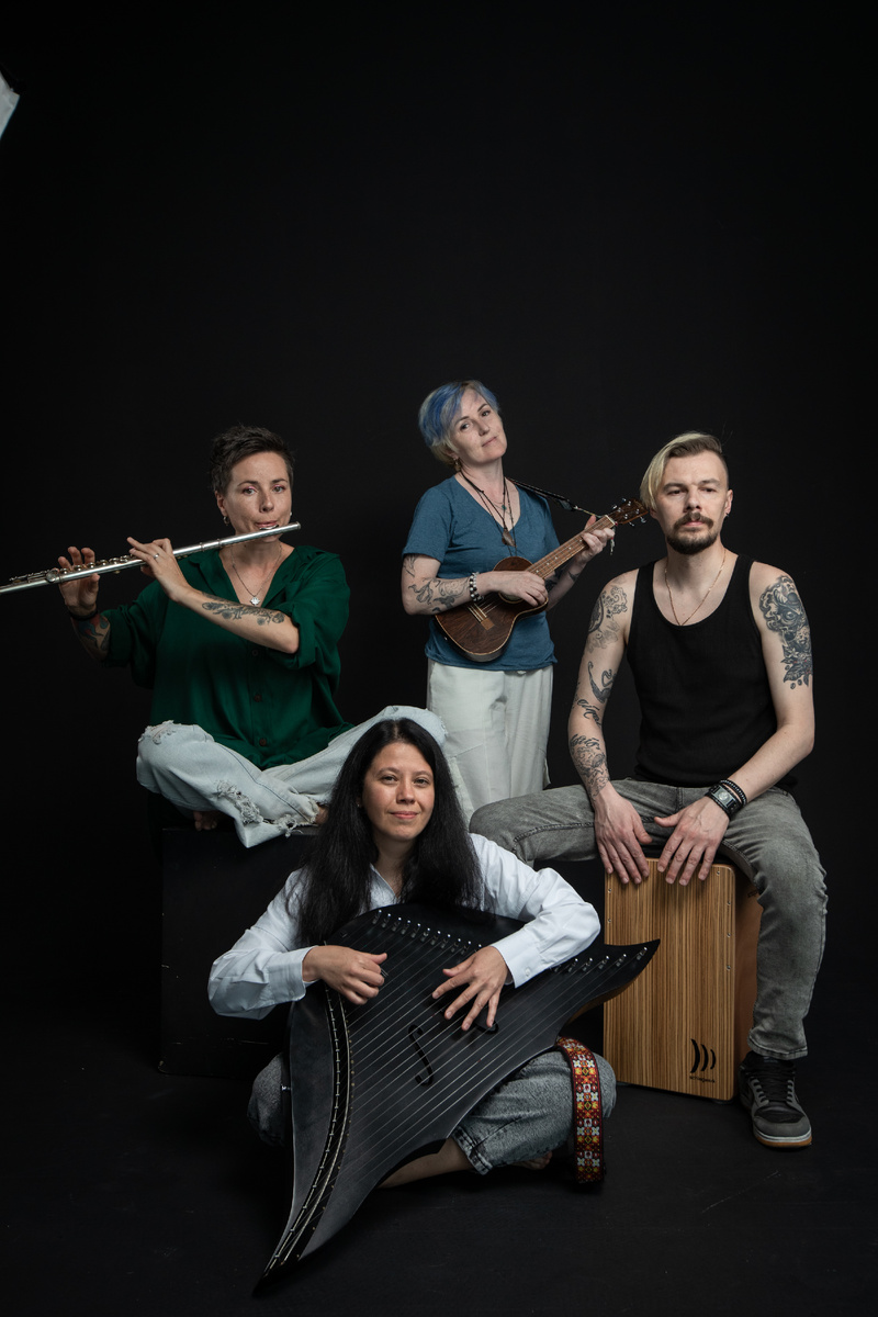 Актуальный состав, который звучит в песне "Живая": Наталья Карпенко (флейта), Лена Лири (вокал, укулеле), Георгий Ноябрьский (перкуссия), Татьяна Пушкина (гусли)