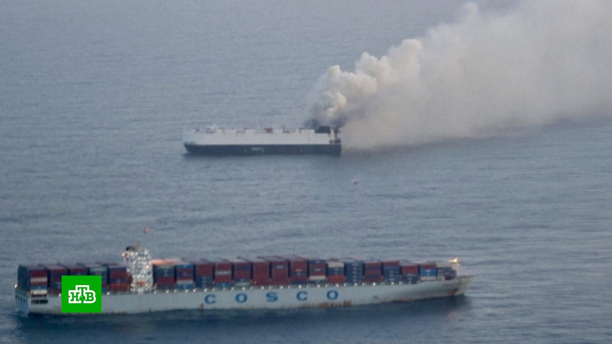    В Тихом океане третьи сутки горит брошенное судно с 3000 машин