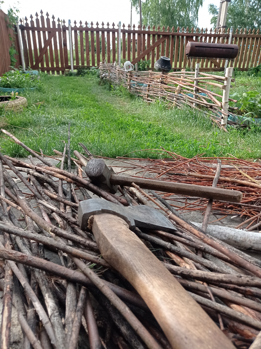 Обновила родителям заборчик. 