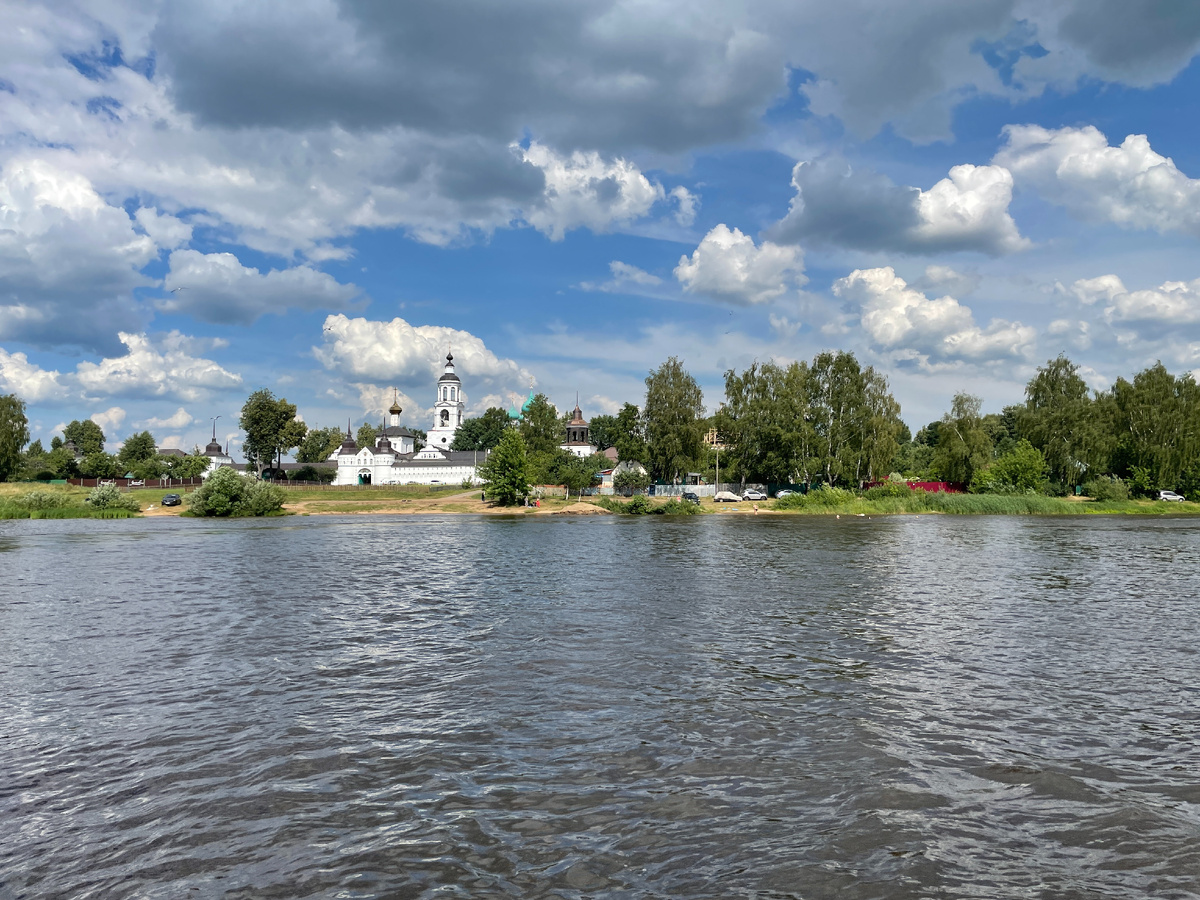 Вид с Волги на Толгский монастырь