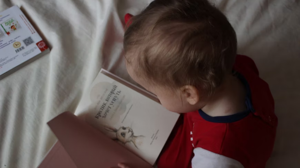     «Дети становятся читателями на коленях своих родителей». Открытки про детское чтение Екатерина Ушахина