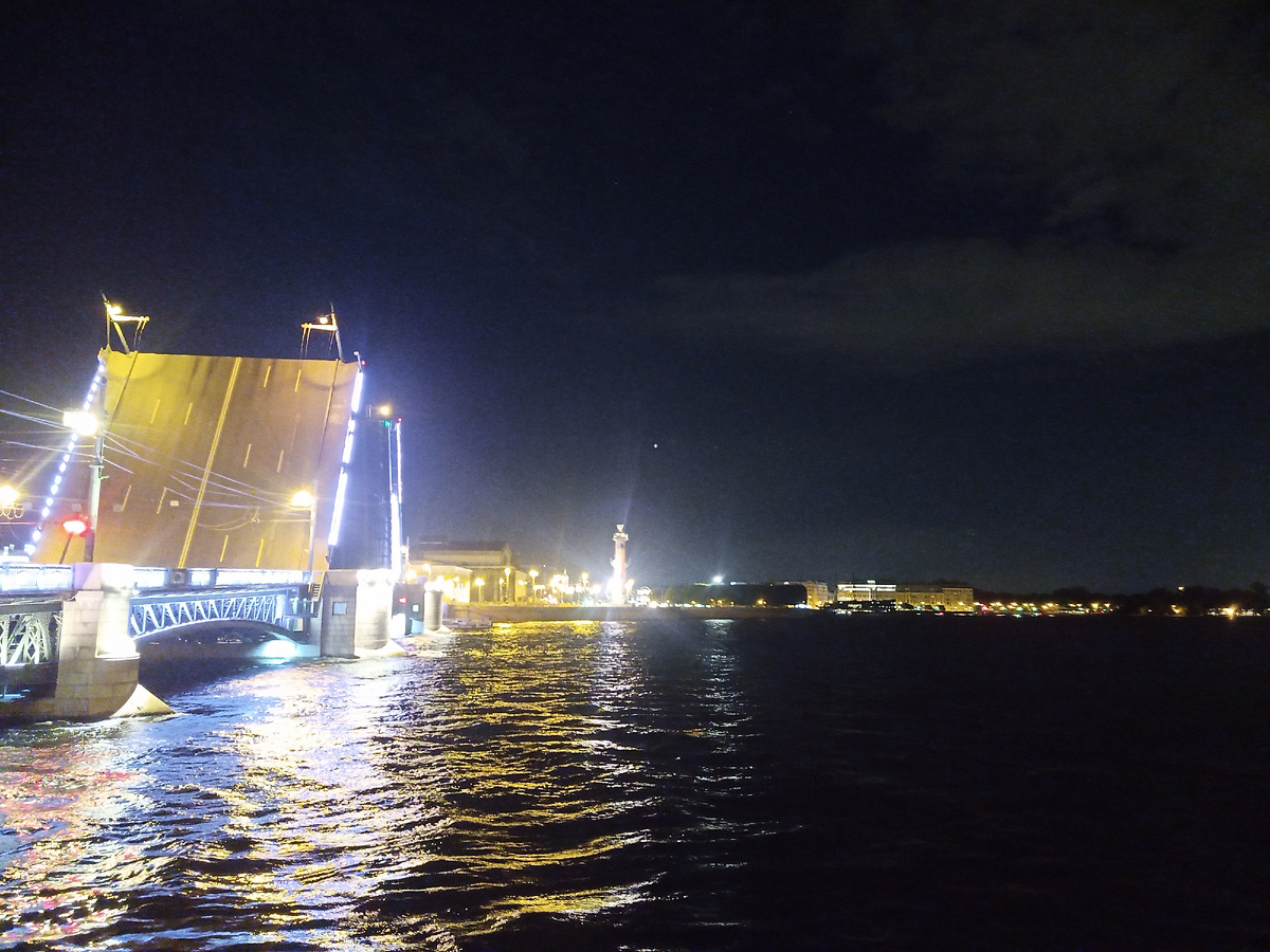 Дворцовый мост разведён.