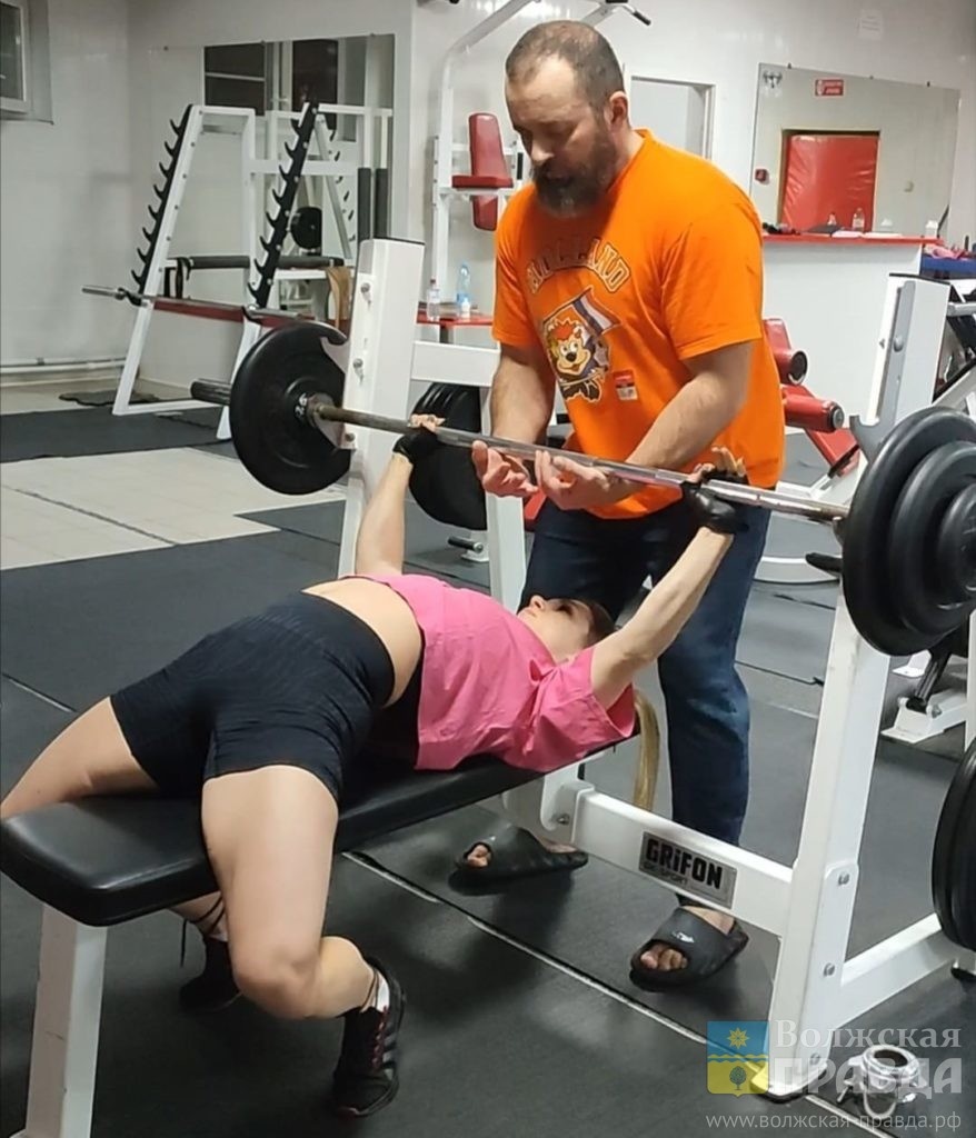 Юлия занимается в клубе Атлет" у тренера Алексея Дмитренко📷    Айтишница в «железном мире»: волжанка завоевала звание мастера спорта по пауэрлифтингу несмотря на травму
