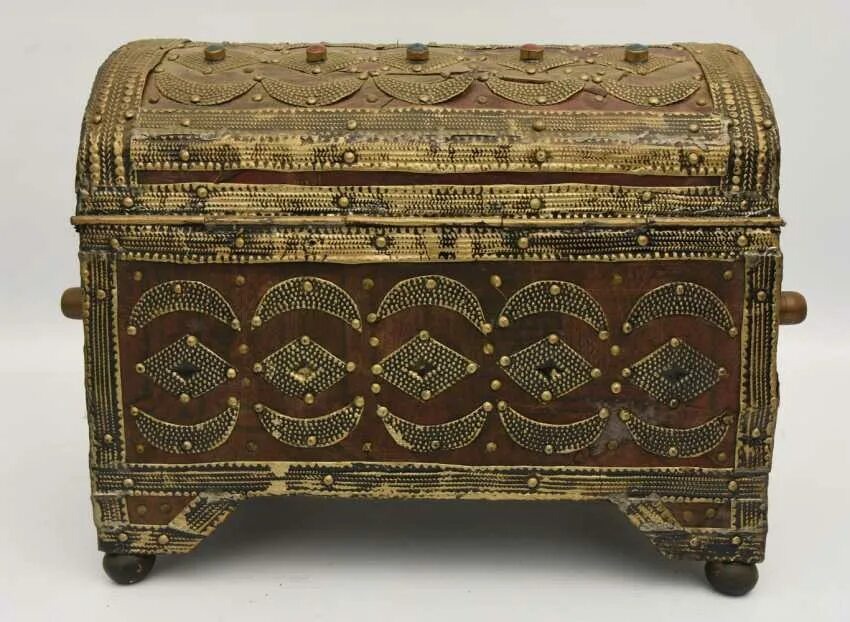 Предки Хлотаря кочевали по собственной стране, собирая налоги с тех мест, куда они приехали. Вся казна королей возилась в сундуках. Настали новые времена, теперь деньги собирали графы и далее везли в королевскую сокровищницу.