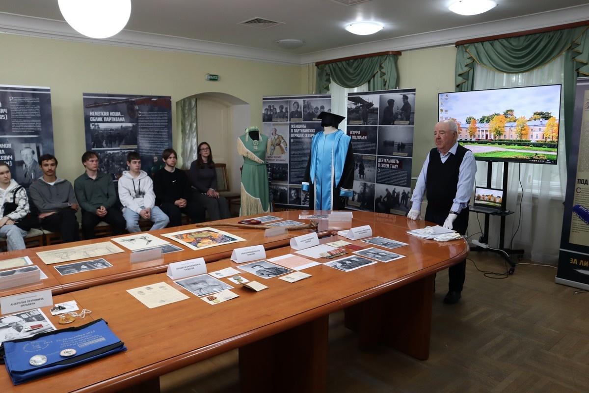    На пресс-показе в Национальном музее Карелии представили предметы и документы известных жителей. Фото: "Республика"/Максим Смирнов