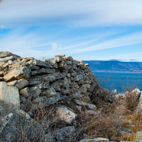 Длина стены – 180 метров, высота – до 1,5 метров.