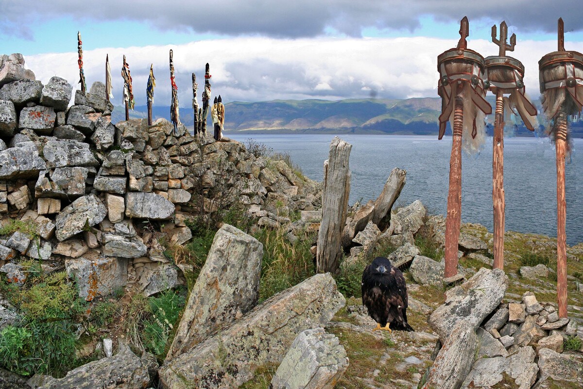 Каменные стены на мысах Байкала до сих пор остаются загадкой: одни считают их древними укреплениями и сторожевыми пунктами, другие — шаманскими святилищами, охраняющими сакральное пространство. Обнаруженные внутри ограждений захоронения усиливают сакральную версию, хотя есть и гипотезы о древних обсерваториях или строительстве каторжанами. Некоторые же конструкции — вовсе не артефакты, а подпорные стены, возведённые геологами в XX веке.