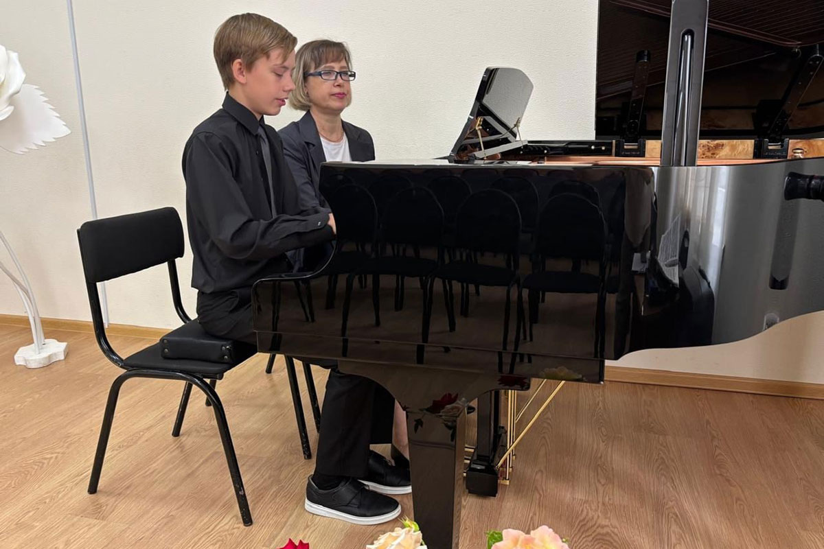    В детской школе искусств им. А.Н. Сухинина состоялся сольный концерт Александра Долгих