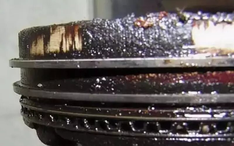    Здесь первым залегло маслосъемное кольцо.