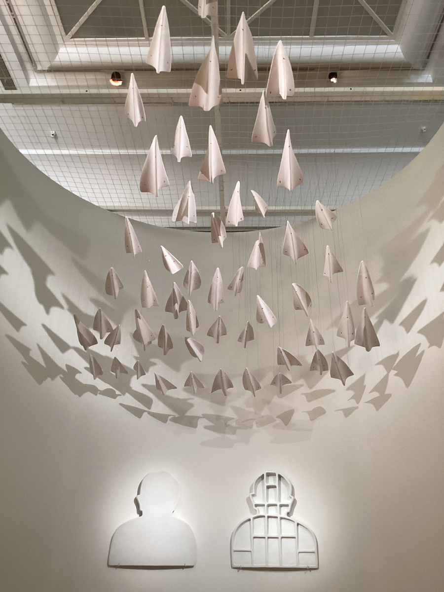 Керамические самолетики могут выглядеть легко и воздушно. Фото автора.