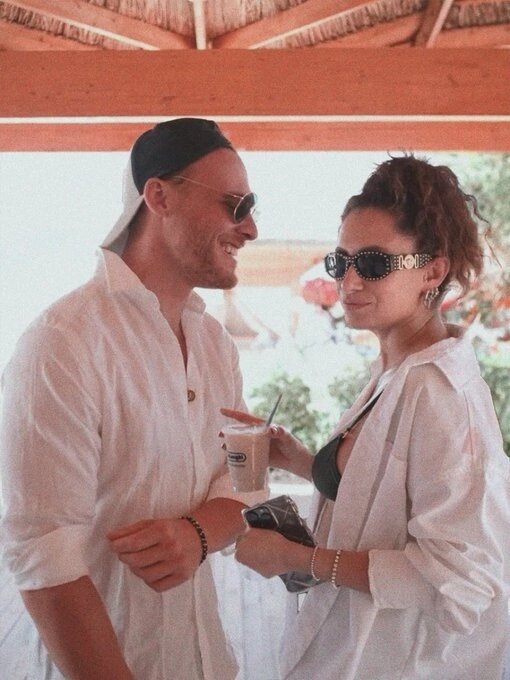 Керем Бюрсин, Ханде Догандемир. 2024 год. Бодрум.