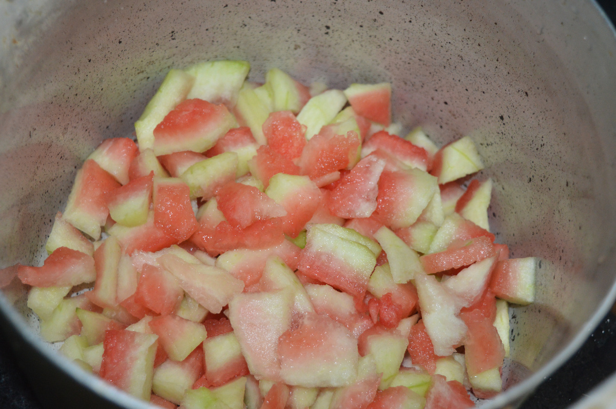 Варенье из арбузных корок. Шаг 2. Фото: канал Три рецепта.