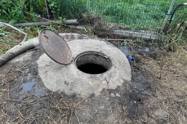    Видно, что вокруг колодца, где погибли три человека, жидкие отходы. Фото: Прокуратура Красноярского края