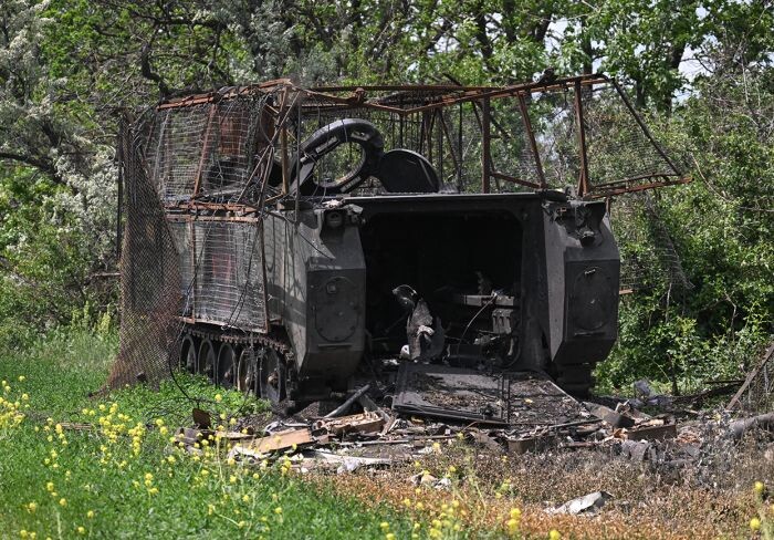 Сгоревший БТР «Брэдли» ВСУ на дороге на красноармейском направлении СВО. Фото Станислава Красильникова, РИА Новости