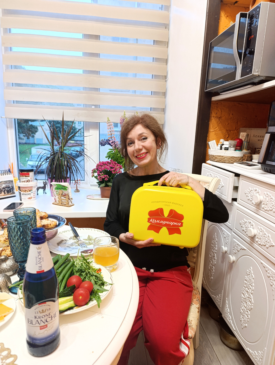 Автор в домашней обстановке. Фото - все личные.