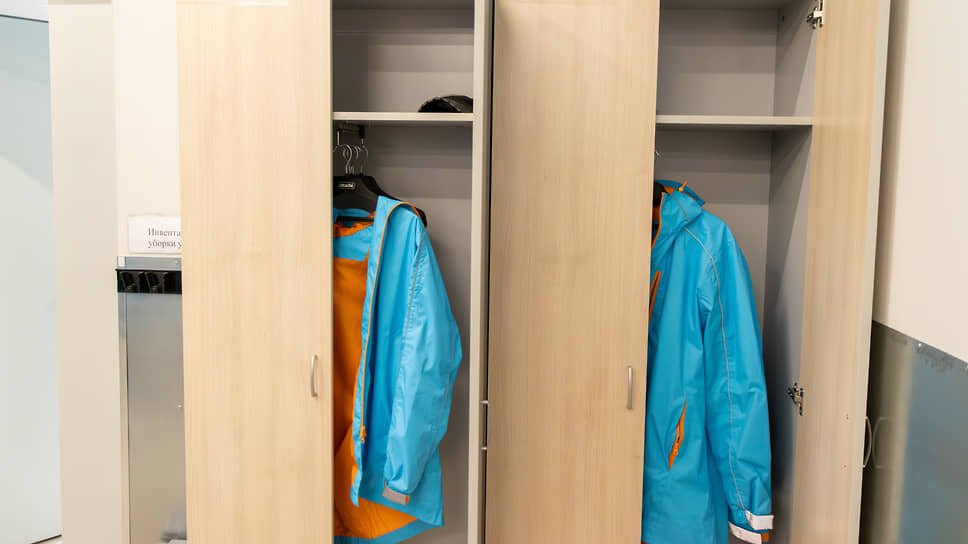 Фирменная одежда курьеров в шкафчиках даркстора.📷Фото: Егор Снетков / Коммерсантъ