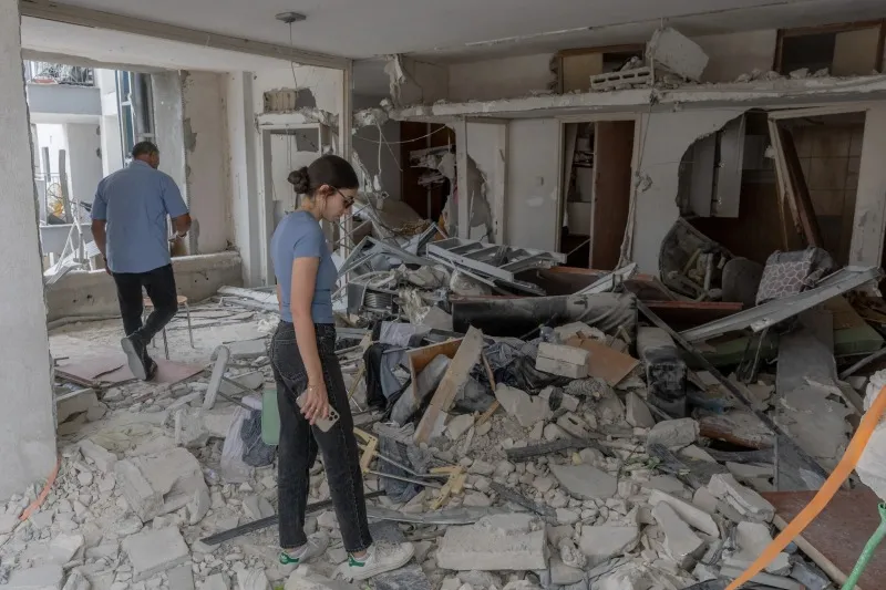 Собственник квартиры оценивает урон в Бат-Яме 24 июня 2025 года
Фото: Chaim Goldberg/FLASH90